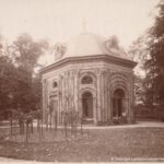 Altes Foto eines barocken, achteckigen Pavillons mit geschwungenem Dach im Park der Heidecksburg, umgeben von Bäumen.