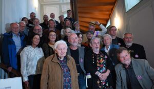Gruppenfoto namhafter deutscher Karikaturistinnen und Karikaturisten zur Triennale 2024 im Sommerpalais Greiz.