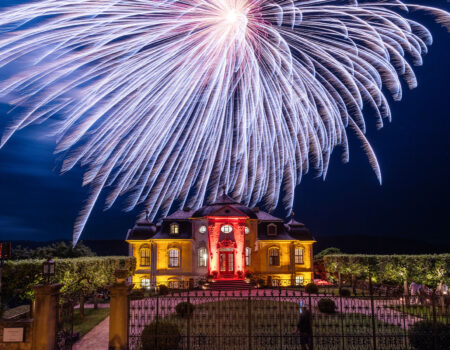 Farbenprächtiges Feuerwerk über dem festlich beleuchteten Rokokoschloss Dornburg bei Nacht – stimmungsvolles Finale der Dornburger Schlössernacht in Thüringen.