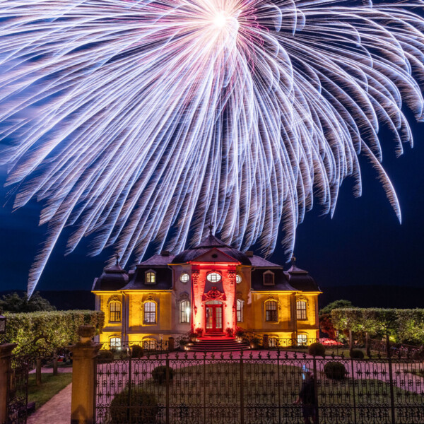 Farbenprächtiges Feuerwerk über dem festlich beleuchteten Rokokoschloss Dornburg bei Nacht – stimmungsvolles Finale der Dornburger Schlössernacht in Thüringen.