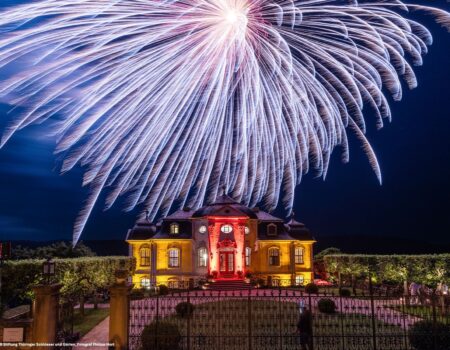 Farbenprächtiges Feuerwerk über dem festlich beleuchteten Rokokoschloss Dornburg bei Nacht – stimmungsvolles Finale der Dornburger Schlössernacht in Thüringen.