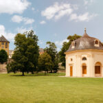 Heidecksburg in Rudolstadt mit historischem Schallhaus im Schlossgarten, barockes Ensemble mit Pavillon und weitläufiger Grünfläche.